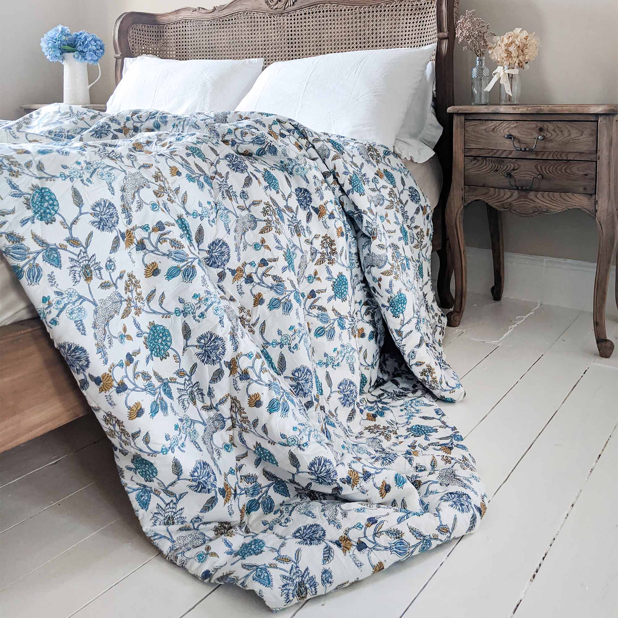 Bedspread with Floral Print in White and Blue 