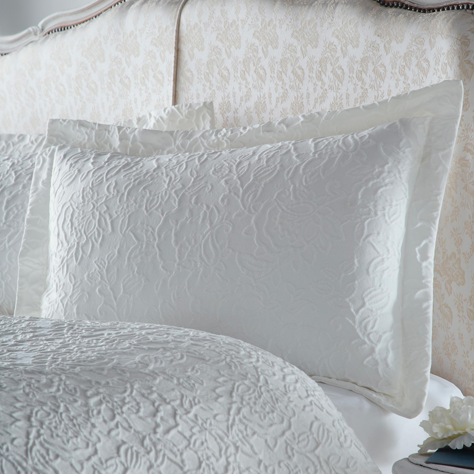 Leaf Pattern Bed Set in White