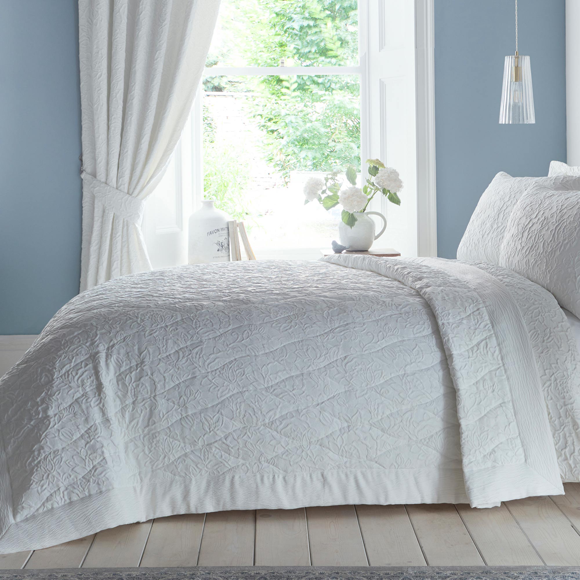  Leaf Pattern Bedspread in White