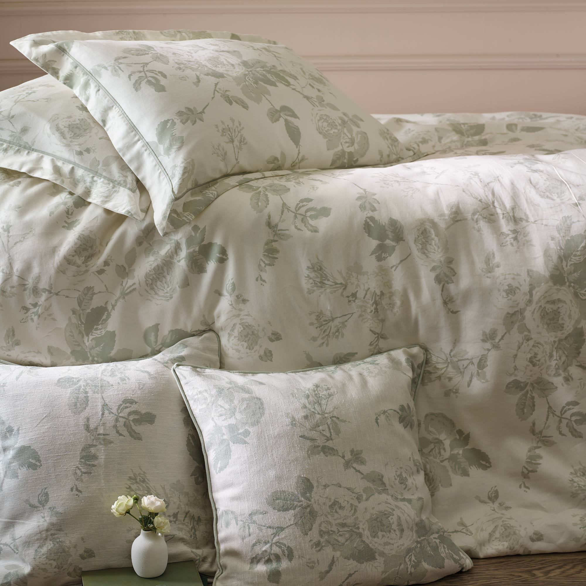 Tumbling Roses Bed Linen Set