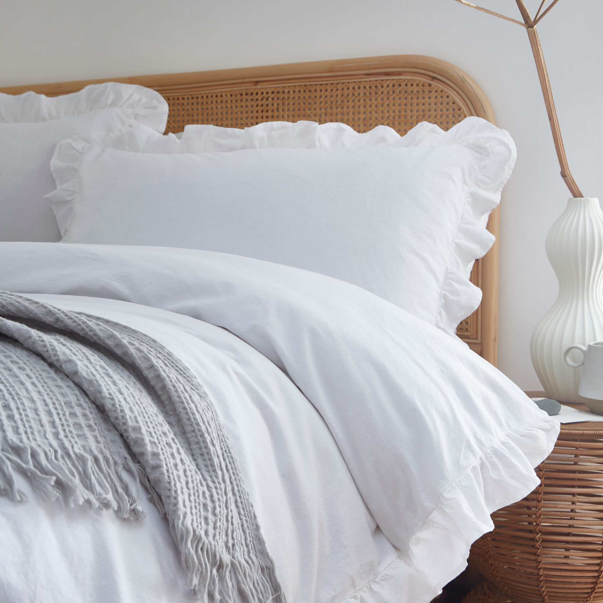 Ruffled Romantic Bed Linen Set