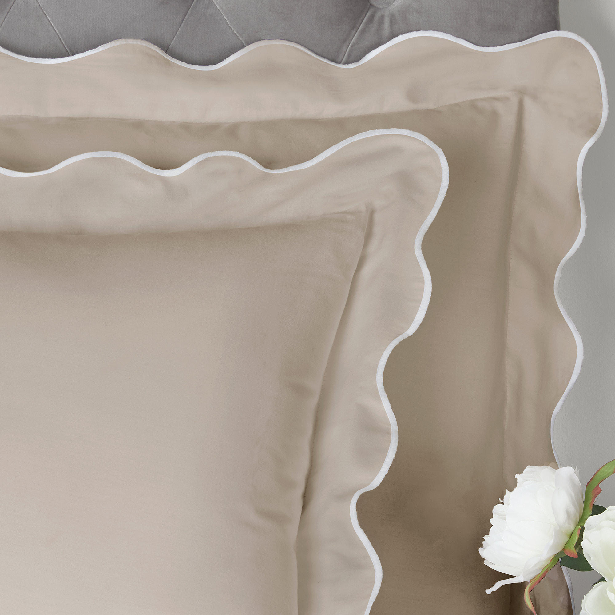 Scalloped Edge Cotton Bed Linen Set in Oatmeal