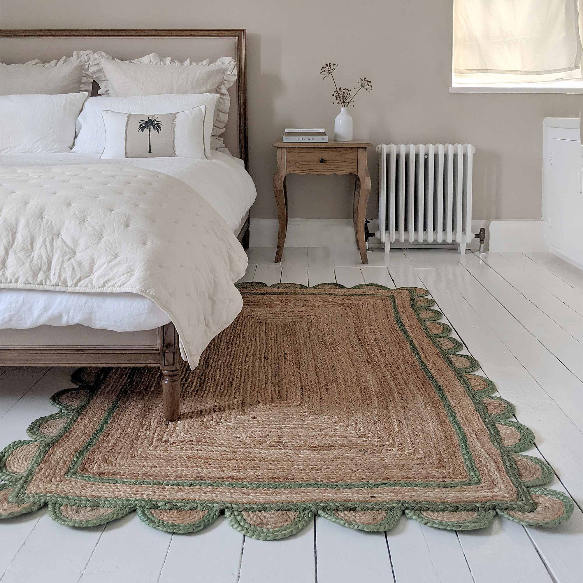 Scalloped Trim Floor Rug with a Green Border