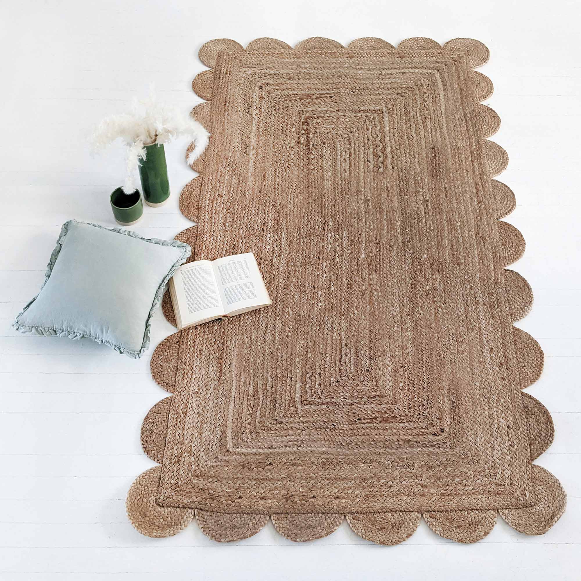 Scalloped Beige Trim Rug