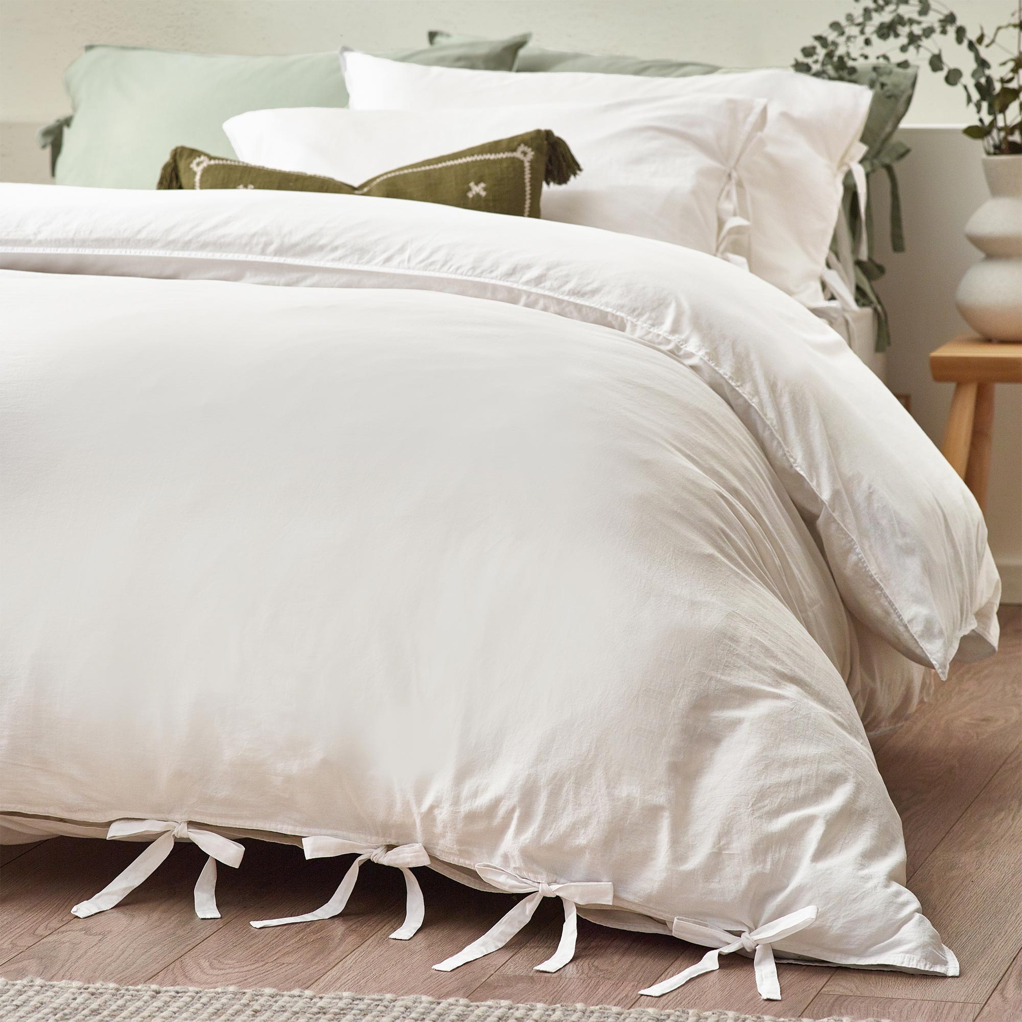 White Ties Bed Linen Set with Tie Detai